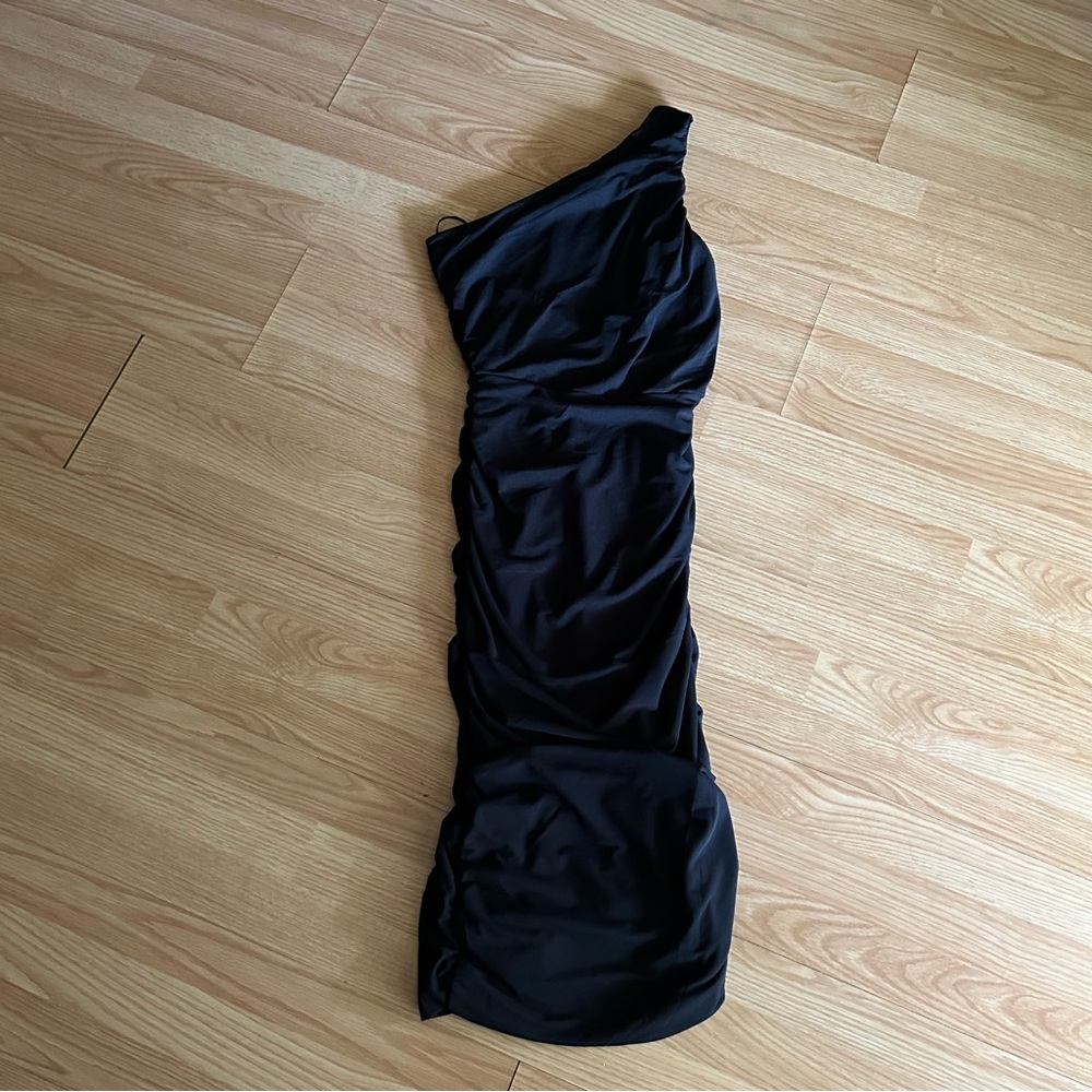Love x Design Black One Shoulder Ruched Midi Dress Medium